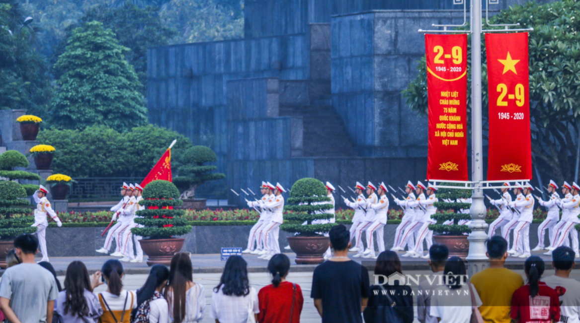 Citizens gather at Ho Chi Minh Mausoleum to attend flag raising ceremony on National Day 0402 capture6